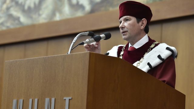 Vraťte do škol nejen mediky, vyzývá rektor Masarykovy univerzity